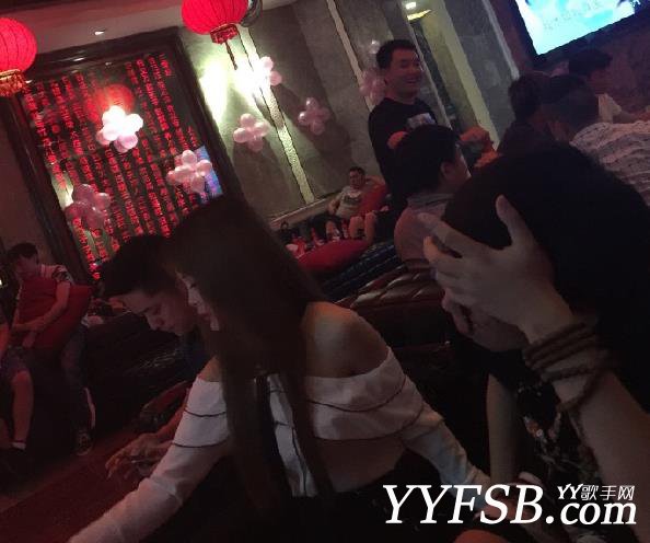 娱+AK生日现场获美女左拥右抱