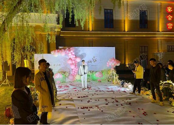 阿哲向未婚妻孙姗浪漫求婚，求婚现场视频曝光，单膝下跪浪漫又搞笑-第3张