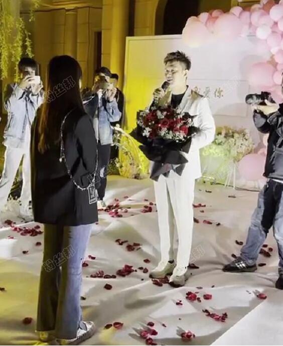 阿哲向未婚妻孙姗浪漫求婚，求婚现场视频曝光，单膝下跪浪漫又搞笑-第4张