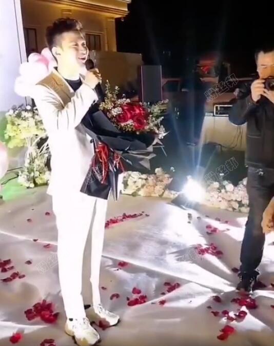 阿哲向未婚妻孙姗浪漫求婚，求婚现场视频曝光，单膝下跪浪漫又搞笑-第6张