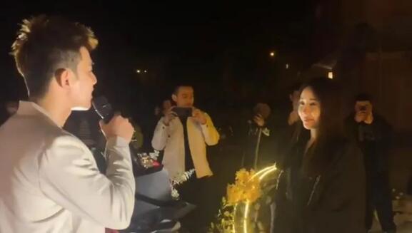 阿哲向未婚妻孙姗浪漫求婚，求婚现场视频曝光，单膝下跪浪漫又搞笑-第7张