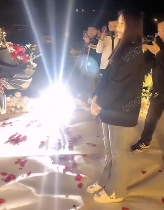 阿哲向未婚妻孙姗浪漫求婚，求婚现场视频曝光，单膝下跪浪漫又搞笑-第8张