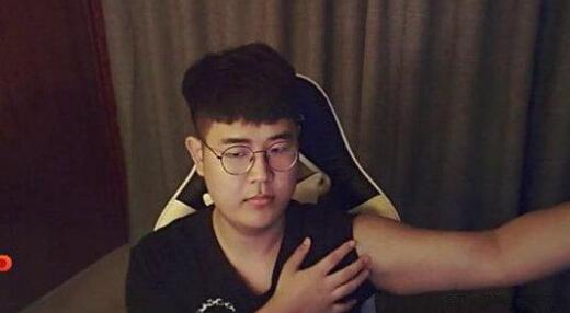 斗鱼油条开挂事件四问:故意自黑炒作利益得失方分析