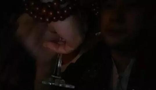 不记得房间号的真爱舔粉,惹怒401钱佳怒摔酒杯!