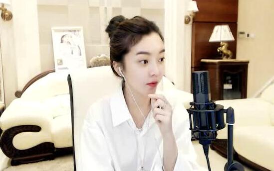 女主播崔阿扎异想天开思维方式跳跃 让梵哥年度百分之二百返钱