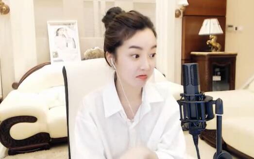 女主播崔阿扎异想天开思维方式跳跃 让梵哥年度百分之二百返钱
