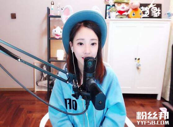 当气质过人的阿冷遇到卖萌搞怪冯提莫年度PK谁会赢?