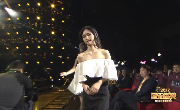 斗鱼年度总冠军阿冷发表获奖感言:这奖应该颁给身后支持她的人