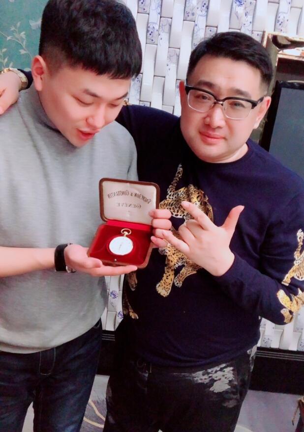 鹰团飞哥晒5000万名表出厂有错字被质疑 百名主播改名声援
