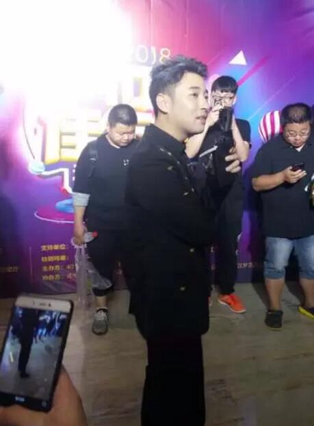 刀蛆一顿不到三万块的斗鱼主播饭局 赚到比钱小佳429还多的画面