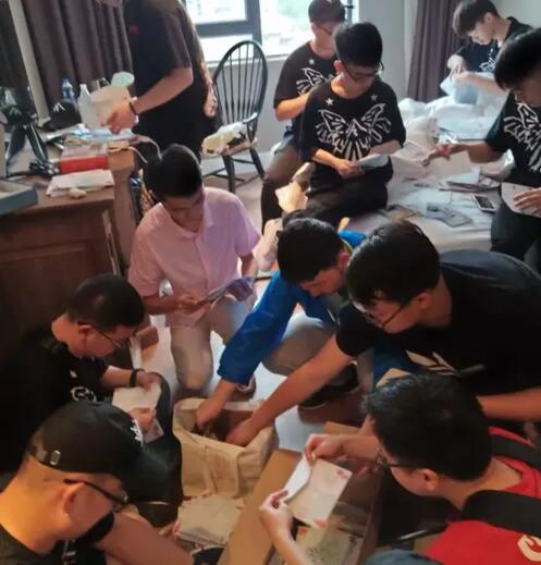 带师姐阿冷这文笔煽情令人感动 享受太多不属于这个年纪的繁华