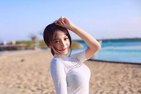 斗鱼DOTA区空降“新主播”素右右 人美歌甜身材傲人有望成为七姐