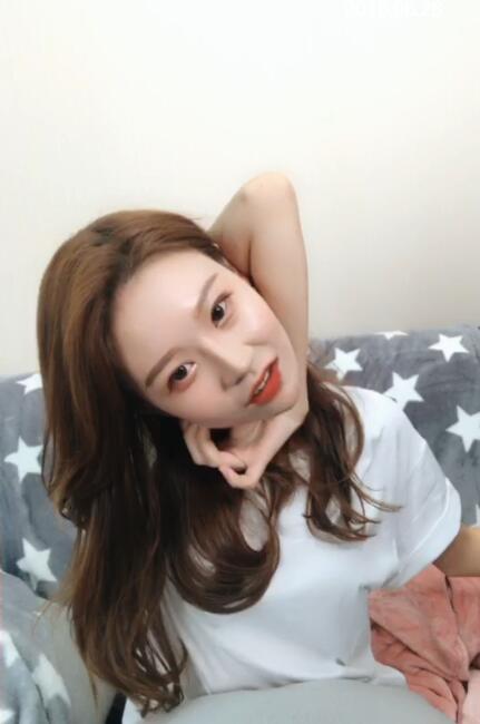 抖音温婉开直播回应黑料 网上的视频不是本人,承认双眼皮是花钱