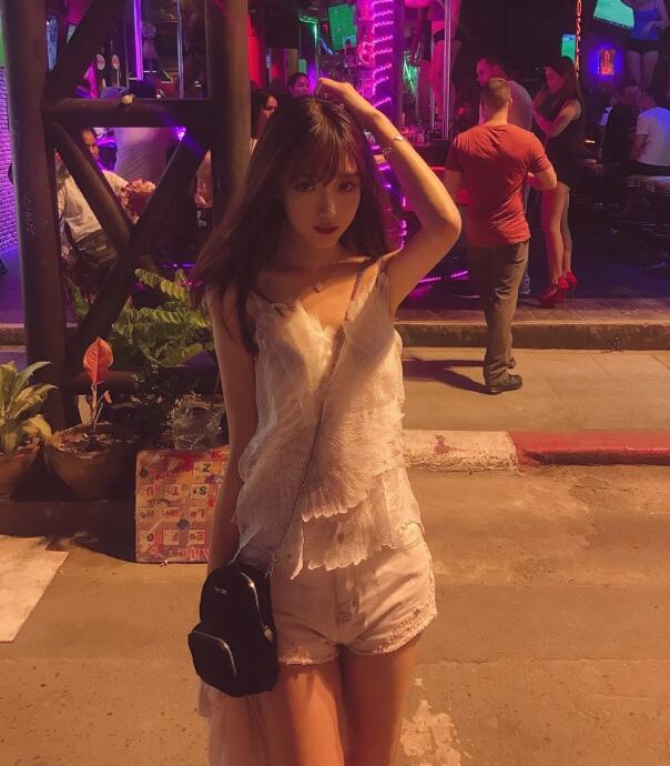 住着城堡的抖音小仙女临界十缨 与男友罗西被网友称为最佳CP网红