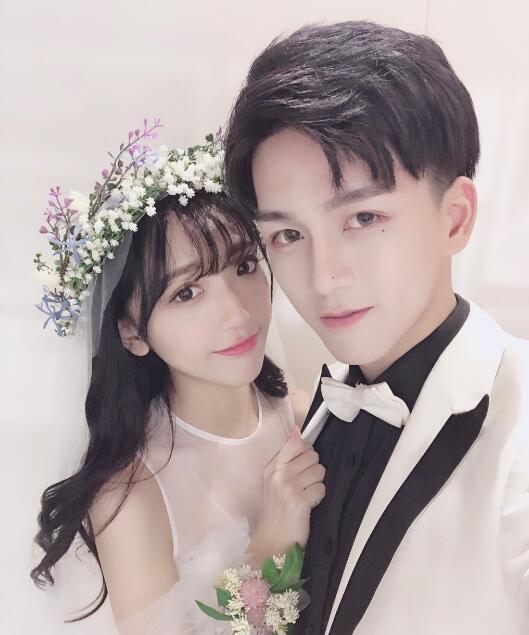 住着城堡的抖音小仙女临界十缨 与男友罗西被网友称为最佳CP网红