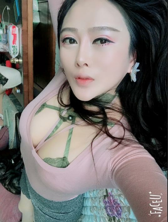 美女主播挣的钱都花脸上了 利哥调侃“红人美甲”一年花60万美容