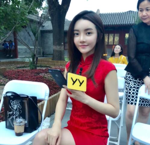 YY上最吸金的女主播崔阿扎 名下数量百万豪车从不炫耀默默做公益
