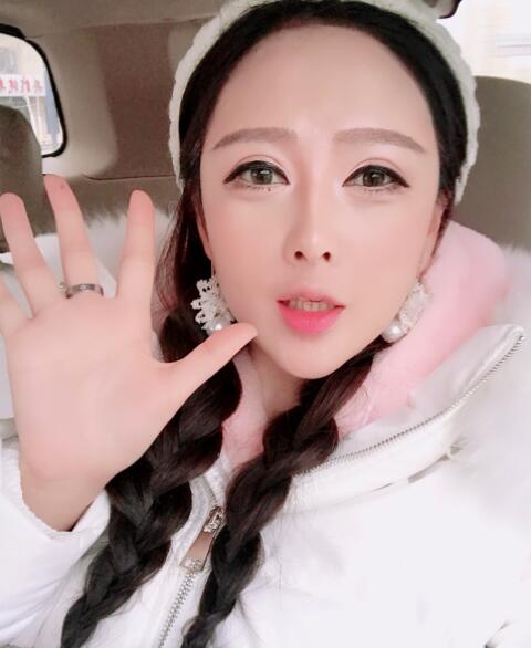美女主播挣的钱都花脸上了 利哥调侃“红人美甲”一年花60万美容