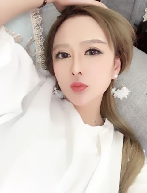 美女主播挣的钱都花脸上了 利哥调侃“红人美甲”一年花60万美容