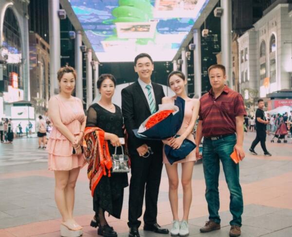 YY主播安琪拉嫁给榜一神豪 感言认识于不靠谱的网络却嫁给了爱情