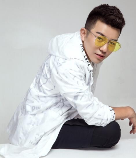 利哥澄清离开china并非忘恩负义 面见神豪快乐哥晒超大饭桌