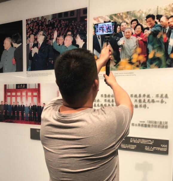 斗鱼嗯冲李老八“红色教育”复播 网友称他为直播界正能量第一人