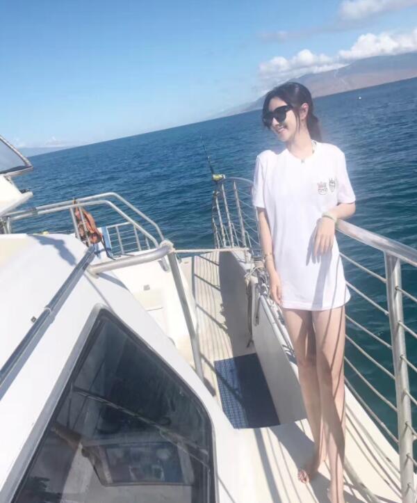 斗鱼豪爽美女主播“流口水的小熊猫” 人送彪哥外号狂慰粉丝5小时