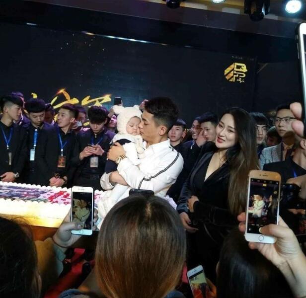 快手主播吴迪直播间举办迪家三周年“精仿版”大美亮相快手