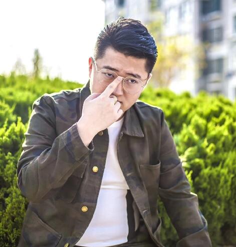小洲收获2018第一枚国王 圣诞节妆容吓坏粉丝场控被哦哥豪刷