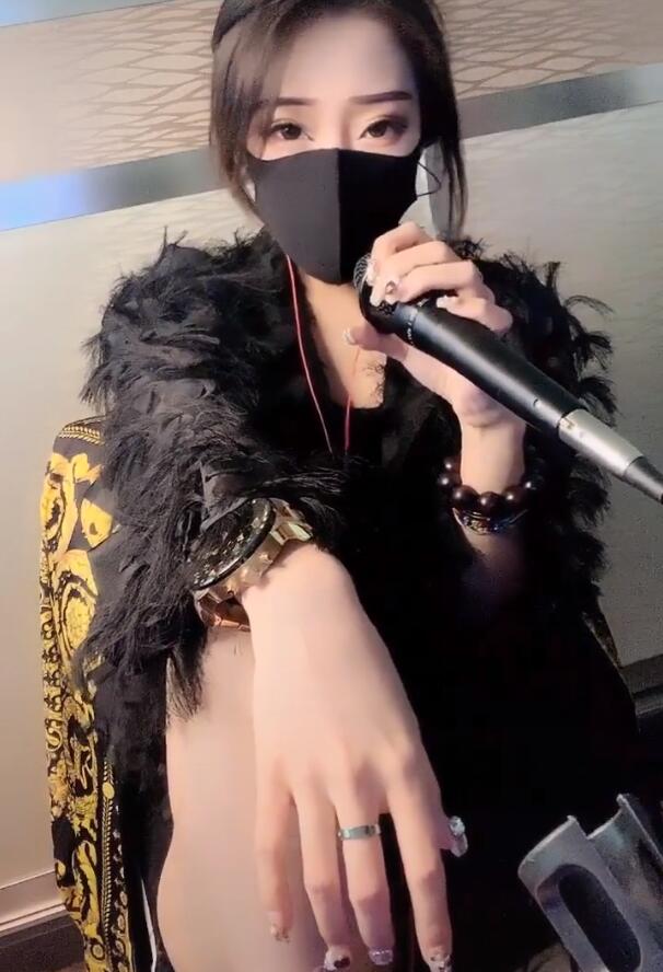 抖音长相与斗鱼冯提莫极度相似小姐姐 网友:站起来才能辨真假