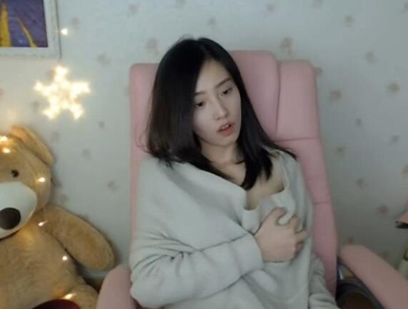 斗鱼祖祖小姨妈被传下海土豪定制视频 尺度大清纯形象大跌眼镜