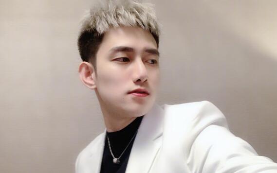 神豪耗资20万雇佣千人为阿哲心悦年会驻场 阿哲透露明年结婚生子