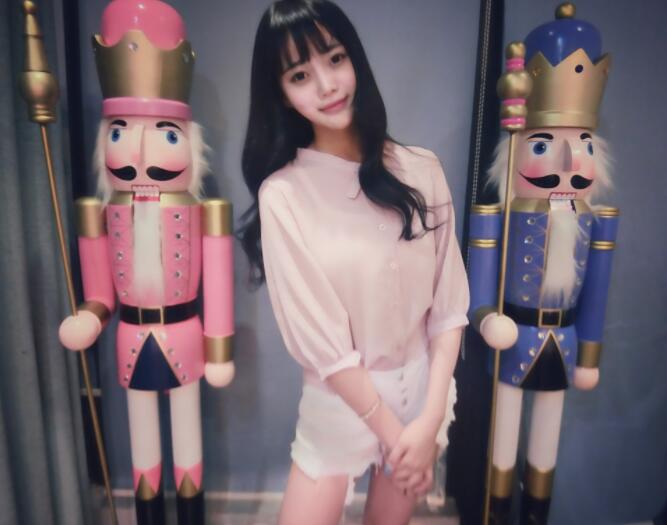 美女主播芮甜甜花费8万元养猫 每月消费超过20万神仙才养得起