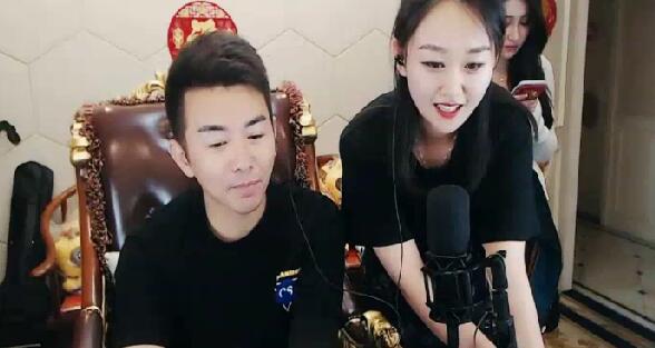利哥老婆照片曝光 首次出境露脸身份为舞帝主播与小白龙合作过-第2张