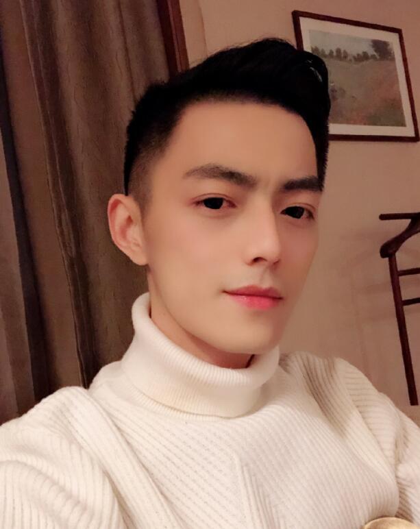 “乡村霍建华”智勋卖衣服，粉丝当众调侃，穿你的衣服就不高了-第1张