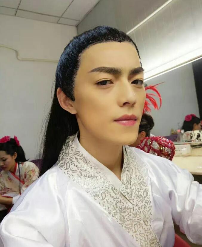 “乡村霍建华”智勋卖衣服，粉丝当众调侃，穿你的衣服就不高了-第2张