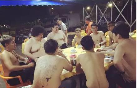 九局老毕赤裸上身参加娱加聚会